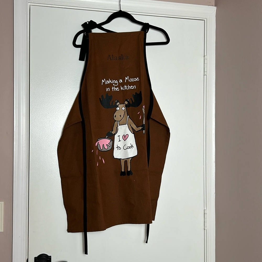 Hatley "Making a Moose in the Kitchen Apron brown